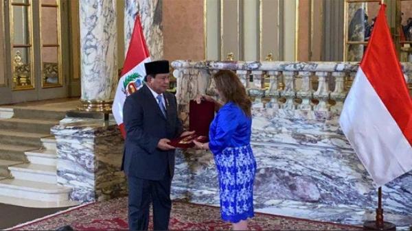 Presiden RI, Prabowo Subianto, menerima penghargaan bergengsi Grand Collar de la Orden El Sol del Peru atau The Order of The Sun of The Peru saat menemui Presiden Peru, Dina Boluarte di Istana Peru Palacio de Gobierno, Kamis (14/11/2024) sore waktu Peru.