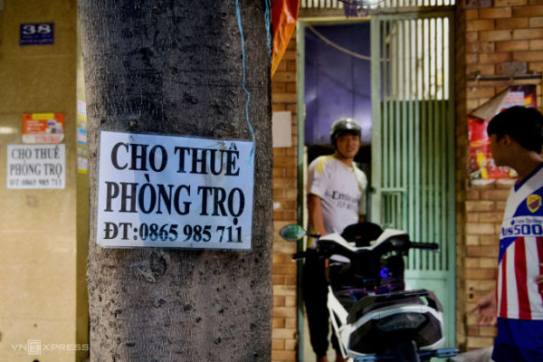 Many people checked out, the owner of the boarding house on Street No. 7, Tan Tao Ward, Binh Tan District hung a sign for rooms for rent. Photo by VnEXpress/Thanh Tung