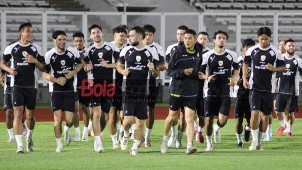 Para pemain Timnas Indonesia saat menjalani latihan terbuka jelang laga lawan Jepang di Stadion Madya, Senayan, Jakarta, Selasa (12/11/2024).