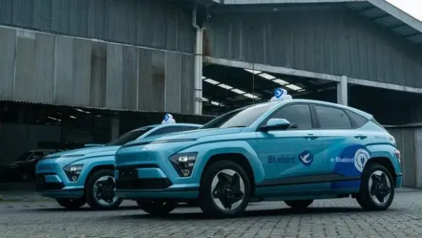 Taksi listrik Hyundai Kona Electric milik BlueBird.