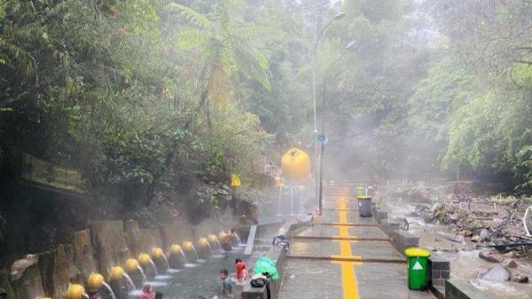 Suasana di wahana wisata Pancuran 13 Guci Kabupaten Tegal pada momen libur Natal terlihat beberapa pengunjung sedang mandi di kolam utama, Senin (25/12/2023).