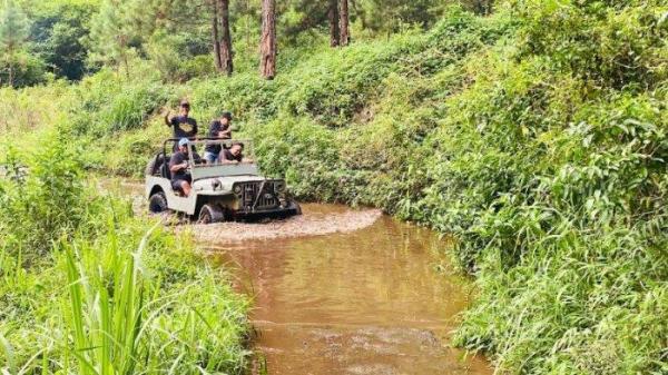 Foto pengunjung sedang menikmati wisata yang memacu adrenalin dengan Jeep Guci Adventure Kabupaten Tegal. Terlihat kendaraan Jeep yang ditumpangi empat orang ini melintasi jalur yang terdapat kubangan air keruh, dan kawasan hutan yang masuk pengelolaan Perhutani KPH Pekalongan Barat, pada Sabtu (7/12/2024).



 