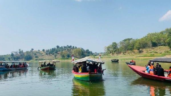 Foto suasana di Daya Tarik Wisata (DTW) Waduk Cacaban, Desa Penujah, Kecamatan Kedungbanteng, Kabupaten Tegal, Jawa Tengah yang memiliki beberapa destinasi unggulan seperti mengelilingi waduk dengan perahu dan gardu pandang yang bentuk bangunannya menyerupai kapal, pada Senin (29/7/2024).