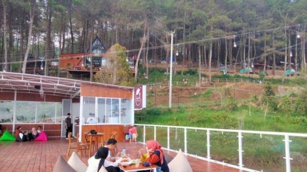 La Park Coffee dan Resto di komplek wisata Talaga Surian, Desa Puncak, Kecamatan Cigugur, Kuningan