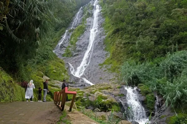 Pengunjung berwisata di air terjun Sikarim kawasan dataran tinggi Dieng Desa Sembungan, Kejajar, Wonosobo, Jawa Tengah, Rabu (11/1/2023). Air terjun setinggi 125 meter yang berada di ketinggian 1.800 mdpl (meter diatas permukaan laut) tersebut dikelola oleh Lembaga Masyarakat Desa Hutan (LMDH) Giri Tirta sebagai salah satu wisata alam alternatif di kawasan Dieng. ANTARA FOTO/Anis Efizudin