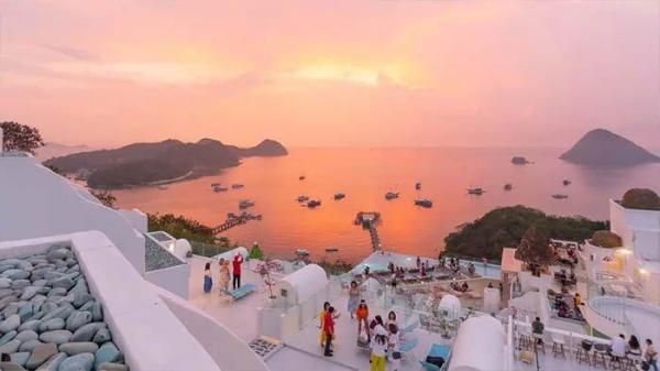 Belakangan ini Santorini Labuan Bajo memang sedang viral