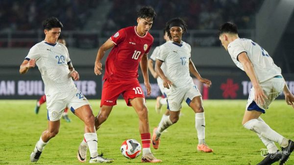 Pesepak Bola Timnas Indonesia, Rafael Struick (tengah) diadang pesepak bola Filipina pada laga pamungkas Grup B Piala AFF 2024 di Stadion Manahan, Solo, Sabtu (21/12/2024). Tribun Solo