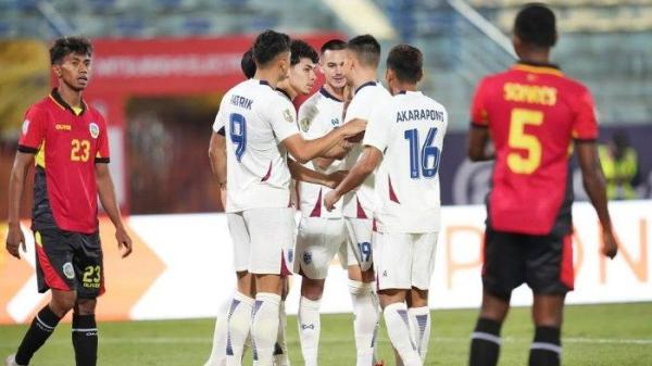 Selebrasi para pemain Thailand setelah mencetak gol ke gawang Timor Leste dalam laga Grup A Piala AFF 2024 di Stadion Hang Đay, Hanoi, Minggu (8/12/2024) malam WIB.