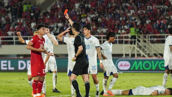 Pesepak Bola Timnas Indonesia, Muhammad Ferrari menerima kartu merah saat melawan Filipina pada laga pamungkas Grup B Piala AFF 2024 di Stadion Manahan, Solo, Sabtu (21/12/2024). Tribun Solo