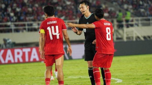 Wasit, Takasaki Koji (tengah) menegur pesepak bola Timnas Indonesia, Asnawi Mangkualam saat pertandingan melawan Filipina pada laga pamungkas Grup B Piala AFF 2024 di Stadion Manahan, Solo, Sabtu (21/12/2024) malam.