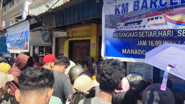 Antrean di loket pembelian tiket Kapal di Pelabuhan Manado.