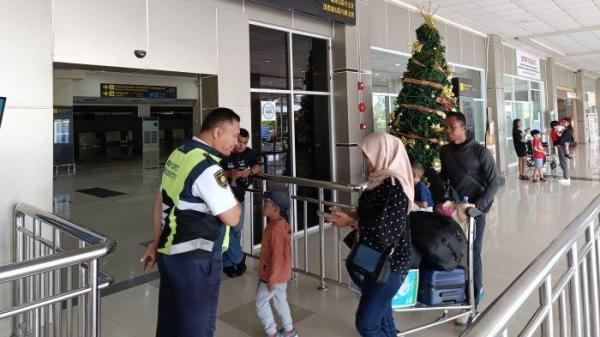 Penumpang memasuki terminal keberangkatan Bandara Internasional Sam Ratulangi Manado.