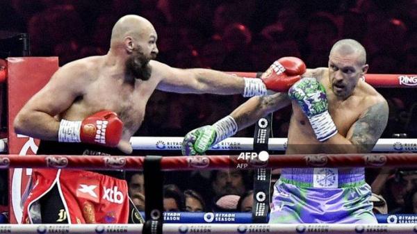 Petinju Inggris Tyson Fury (merah) vs petinju Ukraina Oleksandr Usyk (biru)