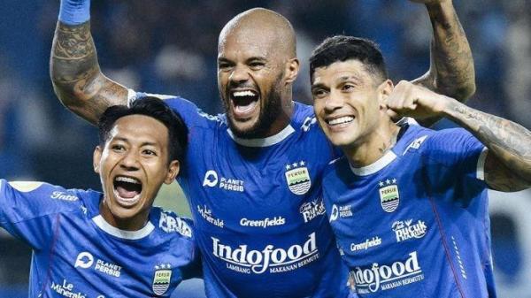 David Da Silva, Ciro Alves dan Beckham Putra merayakan kemenangan Persib Bandung