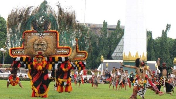 Sekitar 500 seniman reog dari 40 kelompok seni Reog Ponorogo di Surabaya ambil bagian dalam Gelaran Reog serentak di seluruh dunia, Minggu (22/12/2024). Berlangsung di Halaman Tugu Pahlawan, Surabaya, acara ini menjadi perayaan pasca Reog Ponorogo resmi menjadi bagian dari Warisan Budaya tak Benda (WBTb) UNESCO. Acara ini digelar Paguyuban Unit-unit Reog Surabaya (Purbaya) bersama Dinas Kebudayaan, Kepemudaan, Olahraga, dan Pariwisata (Disbudporapar) Surabaya.