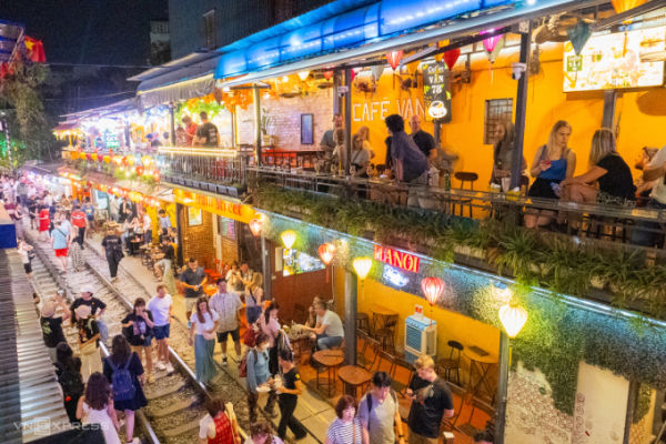 Nightlife on Hanoi Train Street. Photo by VnExpress/Hoang Giang