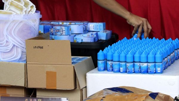 Petugas menggelar barang bukti ratusan botol plastik berisi liquid narkotika sebelum Konferensi Pers Pencapaian Desk Pemberantasan Narkoba Program Asta Cita Presiden RI, Pengungkapan Clandestine Lab Narkotika, di rumah yang dijadikan clandestine lab atau pabrik happy water dan liquid narkotika yang berhasil digerebek, di perumahan Podomoro Park Cluster Amagriya Eka 09 No 27, Kecamatan Bojongsoang, Kabupaten Bandung, Jawa Barat, Kamis (12/12/2024). Penggerebekan dilakukan Bareskrim Polri bersama Polda Jabar dan Ditjen Bea dan Cukai pada Rabu, 11 Desember 2024, dengan mengamankan barang bukti berupa bahan baku dan bahan jadi happy water dan liquid narkotika, serta sejumlah alat produksinya. Serta mengamankan tiga orang tersangka berinisial SR, SP, dan IV. Para tersangka diancam dipidana hukuman mati atau penjara seumur hidup atau paling singkat lima tahun dan paling lama 20 tahun serta denda paling sedikit yaitu Rp 1 miliar dan paling banyak Rp 10 miliar. Penggerebekan tersebut merupakan pengembangan dari kasus pengungkapan narkotika sebelumnya yang ada di Kecamatan Cibinong, Kabupaten Bogor. (TRIBUN JABAR/GANI KURNIAWAN)