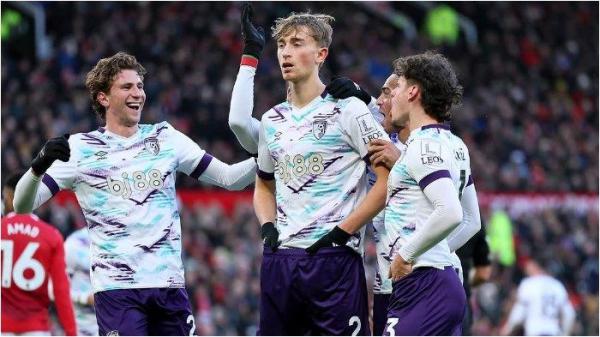 Pemain Bournemouth Dean Huijsen mencetak gol ke gawang Manchester United pada pekan ke-17 Liga Inggris 2024/2025.