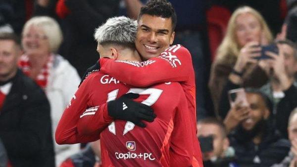 Aksi selebrasi dua pemain bintang Manchester United, Casemiro dan  Garnachao di Liga Inggris musim 2024-2025