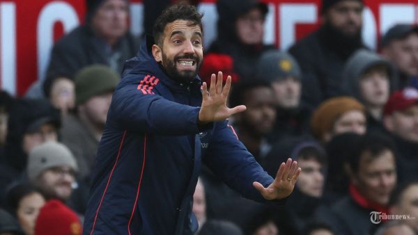 Pelatih kepala Manchester United asal Portugal Ruben Amorim memberi isyarat di tepi lapangan selama pertandingan sepak bola Liga Premier Inggris antara Manchester United dan Bournemouth di Old Trafford di Manchester, barat laut Inggris, pada 22 Desember 2024.
 (Photo by Darren Staples / AFP)