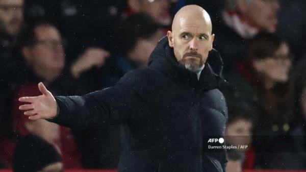 Manajer Manchester United asal Belanda Erik ten Hag memberi isyarat di tepi lapangan selama pertandingan sepak bola Liga Premier Inggris antara Nottingham Forest dan Manchester United di The City Ground di Nottingham, Inggris tengah, pada 30 Desember 2023.