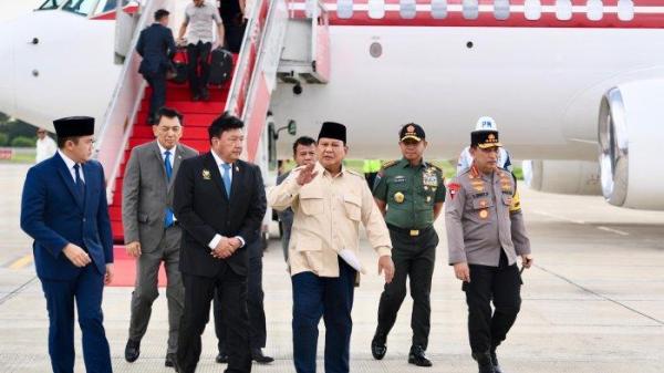 Presiden Prabowo Subianto menggelar rapat terbatas di Pangkalan Udara Halim Perdanakusuma, Jakarta, Senin, (23/12/2024).