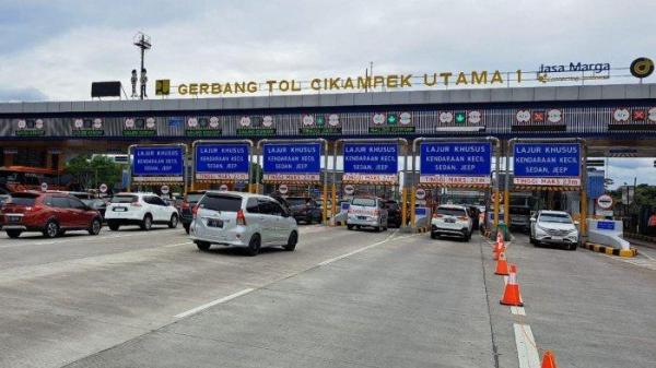 Antrean kendaraan di Gerbang Tol Cikampek Utama Jalan Tol Jakarta-Cikampek saat momen libur Natal.