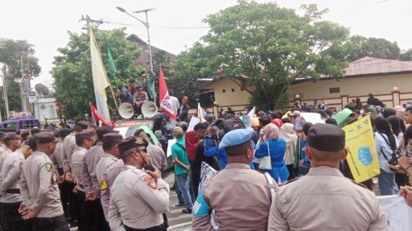 Aksi Demonstrasi Di Depan Gedung Polda Maluku, Jalan Sultan Hasanudin, Pandan Kasturi, Kecamatan Sirimau, Kota Ambon, Maluku, Senin (23/12/2024). TribunAmbon.com/ Haliyudin Ulima

