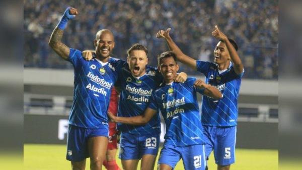 Para pemain Persib Bandung merayakan gol Frets Butuan ke gawang PSS Sleman. Ada David da Silva sang pemberi assist, Marc Klok, dan Kakang Rudianto.