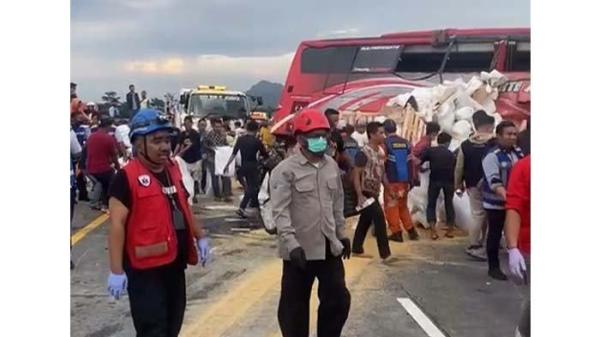 Bus yang alami kecelakaan di Tol Pandaan KM 77+100, Malang, Jawa Timur