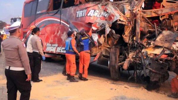 bus tirto agung kecelakaan di jawa timur