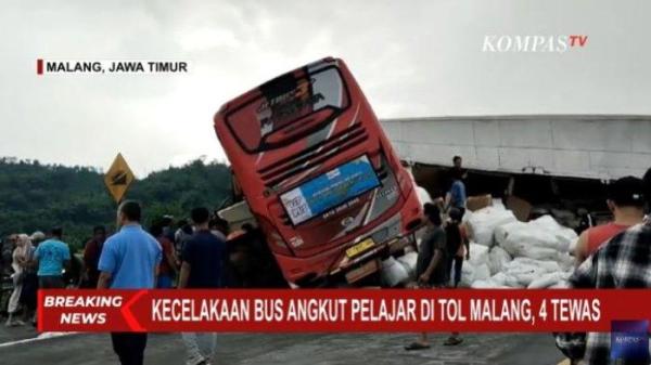 Bus yang mengangkut rombongan pelajar dari  SMP IT Darul Quran Mulia Putri, Bogor menabrak truk bermuatan sembako di Tol Pandaan KM 77+100, Malang, Jawa Timur pada Senin (23/12/2024). Polisi menyebut ada empat korban tewas akibat kecelakaan tersebut.