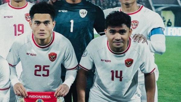 Pemain Persebaya Surabaya Mikael Tata (Kiri) saat memperkuat Timnas Indonesia di ASEAN CUP 2024