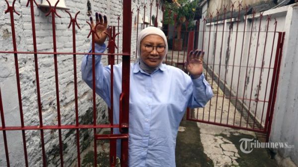 Aktivis Ratna Sarumpaet difoto usai memberi keterangan kepada wartawan di Kawasan Bukit Duri, Jakarta Selatan, Kamis (26/12/2019). Ratna bebas dari penjara Rutan Pondok Bambu, setelah mendapat surat keterangan pembebasan bersyarat (SKPB) dari Kemenkum HAM hari ini. Warta Kota/Angga Bhagya Nugraha