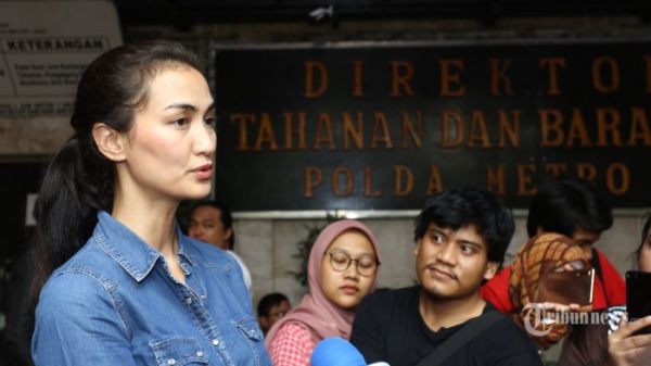 Atiqah Hasiholan berbicara kepada wartawan usai menjenguk ibunya, Ratna Sarumpaet di Rutan Polda Metro Jaya, Jakarta Selatan, Selasa (16/7/2019). Atiqah Hasiholan menjenguk ibunya sekaligus memberikan tumpeng tepat pada hari ulang tahun ke-70 Ratna Sarumpaet. Warta Kota/Angga Bhagya Nugraha