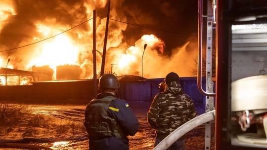 =Petugas damkar Uraina memadamkan api setelah terjadi serangan terhadap penyimpanan gas di Wilayah Kharkov, Ukraina.