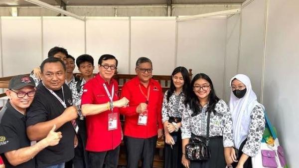 Sekjen PDIP Hasto Kristiyanto dan Ketua DPP PDIP Yasonna Laoly berfoto bersama (tengah; seragam merah) di sela Rakernas IV PDI Perjuangan 29 September-1 Oktober 2023.