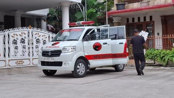 Satu unit ambulans yang disebut seorang anggota Satgas Cakra Buana milik DPP PDI Perjuangan membawakan sejumlah karangan bunga anggrek ke rumah Sekjen PDIP Hasto Kristiyanto, di Kota Bekasi, Jawa Barat, Rabu (25/12/2024).