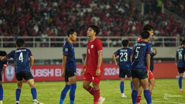 Ekspresi pesepak bola Timnas Indonesia, Kadek Arel saat melawan Laos pada ajang Piala AFF 2024 di Stadion Manahan, Solo, Kamis (12/12/2024) malam. Timnas Indonesia ditahan imbang Laos dengan skor 3-3 dan diwarnai dengan kartu merah Marselino Ferdinan.Tribun Solo/Muhammad Nursina