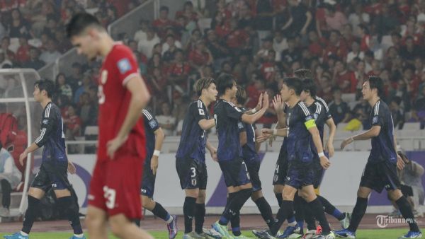 Pesepak bola Timnas Jepang merayakan gol yang dicetak ke gawang Timnas Indonesia dalam laga Grup C Babak Ketiga Kualifikasi Piala Dunia 2026 di Stadion Utama Gelora Bung Karno, Senayan, Jakarta, Jumat (15/11/2024). TRIBUNNEWS/IRWAN RISMAWAN