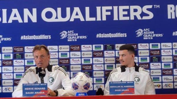 Pelatih Timnas Arab Saudi Herve Renard dan Penyerang Timnas Arab Saudi Abdullah Al Hamddan, dalam konferensi pers di Stadion Utama Gelora Bung Karno (SUGBK), Senayan, Jakarta, Senin (18/11/2024).