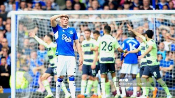 Reaksi bek Everton Skotlandia Nathan Patterson setelah timnya gagal mencetak gol selama pertandingan sepak bola Liga Utama Inggris antara Everton dan Manchester City di Goodison Park di Liverpool, barat laut Inggris pada 14 Mei 2023.