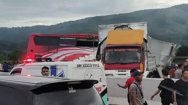 Kecelakaan maut bus pariwisata PO Tirto Agung vs truk Fuso Super Great tronton wingbox pengangkut pakan di Kilometer 77+200 A arah Malang ruas Tol Pandaan-Malang, Senin sore, 23 Desembwe 2024.
Bus mengangkut siswa SMP Islam Terpadu (SMPIT) Darul Quran Mulia Putri, Bogor, yang hendak menuju Kampung Inggris, di Pare, Kediri.