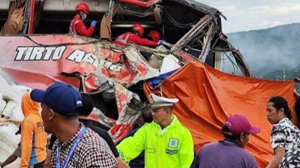 Proses evakuasi korban kecelakaan bus Tirto Agung vs truk tronton wingbox pengangkut pakan ternakk di Km 77  ruas jalan tol Pandaan-Malang, Senin (23/12/2024) sore.