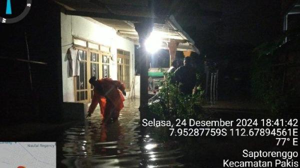 Hujan dengan intensitas tinggi mengakibatkan bencana banjir dan tanah longsor di Kecamatan Pakis, Kabupaten Malang, Selasa (24/12/2024).