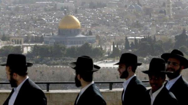 Komunitas Yahudi dengan latar belakang Kompleks Masjid Al Aqsa yang mereka sebut dengan Bukit Bait Suci di Al-Quds (Yerusalem) di wilayah Palestina yang diduduki Israel.