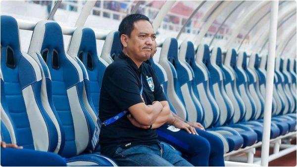 CEO PSIS Semarang, Yoyok Sukawi sedang duduk di bench pemain.