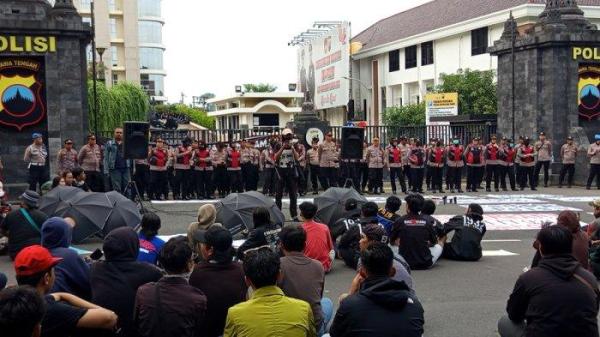 Aksi Kamisan Semarang bersama ratusan suporter PSIS Semarang melakukan unjuk rasa memprotes tindakan represif aparat kepolisian ke suporter dan masyarakat sipil, di depan Mapolda Jateng, Semarang, Kamis (26/12/2024) sore.