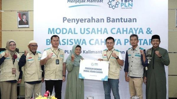 Simbolis penyerahan bantuan modal usaha dari PLN