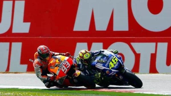 Duel Marc Marquez (93) dengan Valentino Rossi (46) di atas lintasan pada balapan MotoGP.